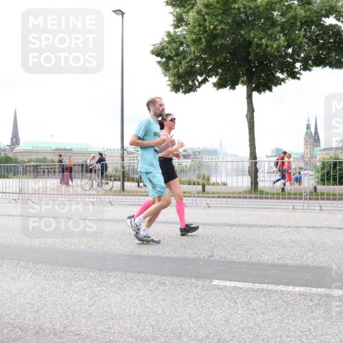 29.06.2025 - hella hamburg halbmarathon Lena Gebhardt http://msf.ph/oto/8403981 29.06.2025 10:58:25 Lombardsbrücke 1001, 1326, 1365, 1388, 1514, 1646, 1845, 2043, 2169, 2273, 2275, 2449, 3416, 3540, 3868, 3936, 4117, 4225, 4429, 5104, 5159, 5655, 5676, 5732, 5782, 5988, 6010, 6316, 6337, 6554, 6825, 6927, 7095, 7096, 7262, 7617, 7664, 7783, 7870, 7933, 7967, 7977, 7990, 8076, 8439, 8440, 8441, 8442, 8512, 8592, 8701, 8713, 8888, 9123, 9180, 9225, 9239, 9319, 9398, 9436, 9481, 9563, 9636, 9832, 9889, 9960, 9982, 10498 meine-sportfotos.de