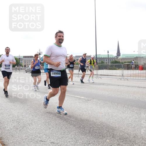 29.06.2025 - hella hamburg halbmarathon Lena Gebhardt http://msf.ph/oto/8404005 29.06.2025 10:24:07 Lombardsbrücke 8717, 11415, 18998, 11044, 4597, 1005, 1009, 1389, 1444, 1545, 2125, 2132, 2477, 2489, 3013, 3185, 3285, 3579, 4122, 4162, 4597, 4646, 4684, 4719, 4990, 4993, 5039, 5055, 5258, 5260, 5358, 5661, 5954, 6478, 6524, 6526, 6747, 7013, 7426, 7528, 7920, 7975, 8031, 8141, 8149, 8167, 8181, 8187, 8297, 8502, 8676, 8717, 9063, 9217, 9603, 9715, 10649, 11044, 11306, 11347, 11415, 11454, 11793, 12210, 13149, 13711, 14521, 15739, 15853 meine-sportfotos.de