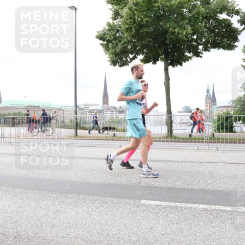 29.06.2025 - hella hamburg halbmarathon Lena Gebhardt http://msf.ph/oto/8404016 29.06.2025 10:58:26 Lombardsbrücke 34, 1001, 1326, 1365, 1388, 1514, 1646, 1845, 2043, 2169, 2273, 2275, 2449, 2649, 3416, 3540, 3868, 3936, 4117, 4225, 4294, 4429, 5104, 5159, 5655, 5676, 5732, 5782, 5988, 6010, 6316, 6337, 6554, 6825, 6927, 7095, 7096, 7262, 7617, 7664, 7783, 7870, 7933, 7967, 7977, 7990, 8076, 8439, 8440, 8441, 8442, 8512, 8592, 8701, 8888, 9123, 9180, 9225, 9239, 9319, 9398, 9436, 9481, 9563, 9636, 9832, 9889, 9960, 9982, 10498 meine-sportfotos.de