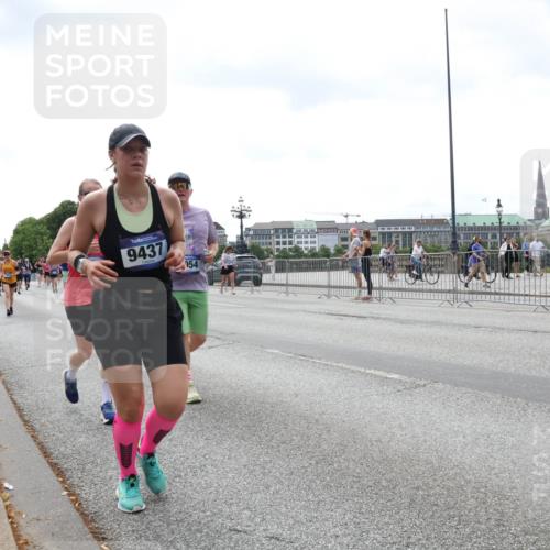 29.06.2025 - hella hamburg halbmarathon Lena Gebhardt http://msf.ph/oto/8404017 29.06.2025 10:41:01 Lombardsbrücke 9437, 154, 1075, 1317, 1323, 1731, 2042, 2173, 2206, 2229, 2299, 2805, 2858, 3121, 3306, 3432, 3694, 4044, 4234, 4411, 4412, 4530, 4612, 4638, 4774, 4775, 4906, 4972, 5086, 5225, 5549, 5753, 6088, 6098, 6163, 6280, 6289, 6474, 6842, 7293, 7661, 7821, 7829, 7956, 8053, 8054, 8293, 8378, 8385, 8429, 8430, 8751, 8769, 8878, 8992, 9009, 9237, 9962, 10269, 10407, 10644, 10835, 11053 meine-sportfotos.de