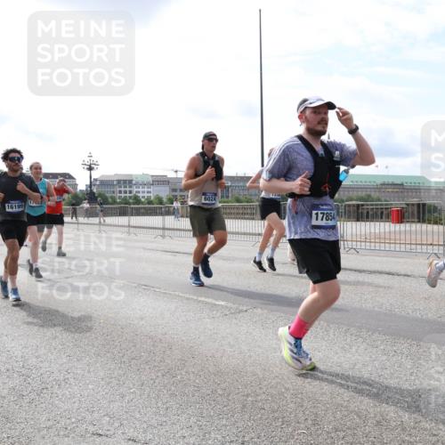 29.06.2025 - hella hamburg halbmarathon Lena Gebhardt http://msf.ph/oto/8404018 29.06.2025 10:16:29 Lombardsbrücke 17694, 16199, 6024, 17854, 1212, 1244, 1308, 1599, 1825, 2071, 2165, 2347, 2436, 2803, 2835, 2912, 3030, 3088, 3134, 3156, 3176, 3484, 3648, 3687, 4478, 4583, 4637, 4828, 5036, 5037, 5046, 5294, 6024, 6488, 6742, 6941, 7158, 7358, 7753, 8169, 8274, 8295, 8317, 8597, 8619, 8645, 8707, 8847, 8857, 9332, 9492, 9601, 9628, 9664, 9676, 9802, 9810, 9881, 10076, 10107, 10139, 10141, 10183, 10232, 10292, 10844, 10990, 11344, 11345 meine-sportfotos.de