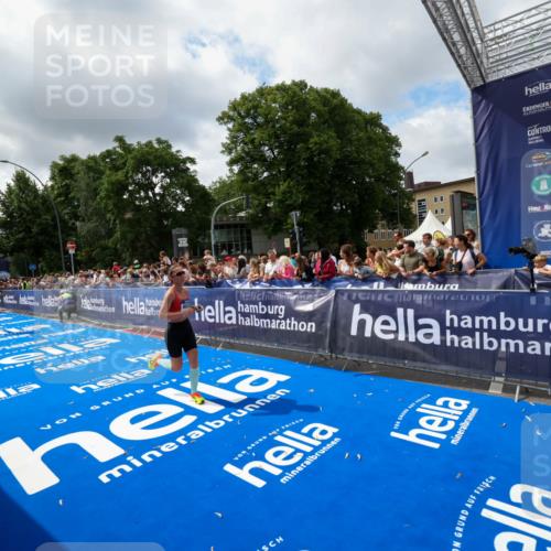 29.06.2025 - hella hamburg halbmarathon Zöllner http://msf.ph/oto/8404027 29.06.2025 10:39:26 Ziel 2546, 2972, 6037, 6152, 8346, 12335, 12372, 14359, 15013, 15866 meine-sportfotos.de