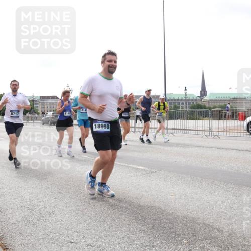 29.06.2025 - hella hamburg halbmarathon Lena Gebhardt http://msf.ph/oto/8404033 29.06.2025 10:24:07 Lombardsbrücke 8717, 11415, 8141, 18998, 11044, 1005, 1009, 1389, 1444, 1545, 2125, 2132, 2477, 2489, 3013, 3185, 3285, 3579, 4122, 4162, 4597, 4646, 4684, 4719, 4990, 4993, 5039, 5055, 5258, 5260, 5358, 5661, 5954, 6478, 6524, 6526, 6747, 7013, 7426, 7528, 7920, 7975, 8031, 8141, 8149, 8167, 8181, 8187, 8297, 8502, 8676, 8717, 9063, 9217, 9603, 9715, 10649, 11044, 11306, 11347, 11415, 11454, 11793, 12210, 13149, 13711, 14521, 15739, 15853 meine-sportfotos.de