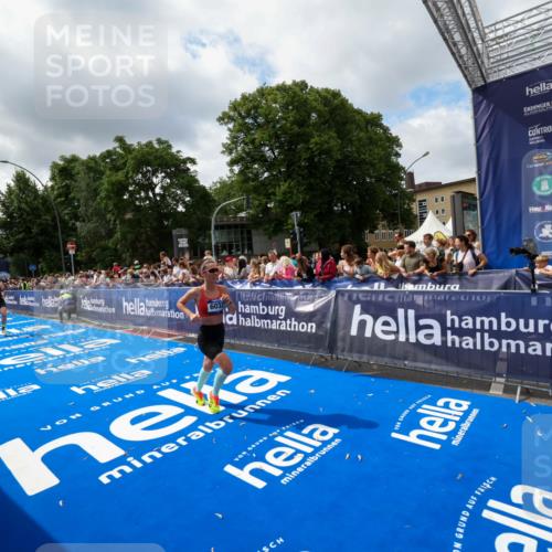 29.06.2025 - hella hamburg halbmarathon Zöllner http://msf.ph/oto/8404039 29.06.2025 10:39:27 Ziel 2546, 2972, 6037, 6152, 8346, 12335, 12372, 14359, 15013, 15866 meine-sportfotos.de