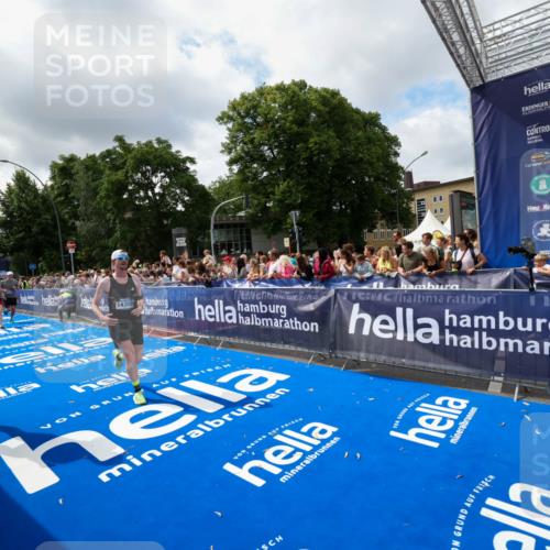 29.06.2025 - hella hamburg halbmarathon Zöllner http://msf.ph/oto/8404043 29.06.2025 10:39:28 Ziel 1343, 2546, 2972, 6037, 6152, 8346, 12335, 12372, 14359, 15013, 15866 meine-sportfotos.de