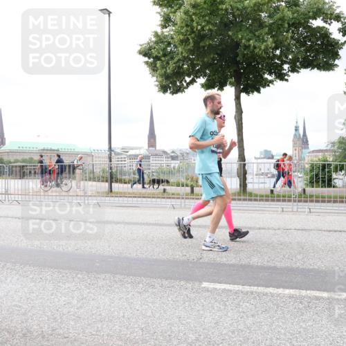 29.06.2025 - hella hamburg halbmarathon Lena Gebhardt http://msf.ph/oto/8404044 29.06.2025 10:58:26 Lombardsbrücke 1001, 1326, 1365, 1388, 1514, 1646, 1845, 2043, 2169, 2273, 2275, 2449, 2649, 3416, 3540, 3868, 3936, 4117, 4225, 4294, 4429, 5104, 5159, 5655, 5676, 5732, 5782, 5988, 6010, 6316, 6337, 6554, 6825, 6927, 7095, 7096, 7262, 7617, 7664, 7783, 7870, 7933, 7967, 7977, 7990, 8076, 8439, 8440, 8441, 8442, 8512, 8592, 8701, 8888, 9123, 9180, 9225, 9239, 9319, 9398, 9436, 9481, 9563, 9636, 9832, 9889, 9960, 9982, 10498 meine-sportfotos.de