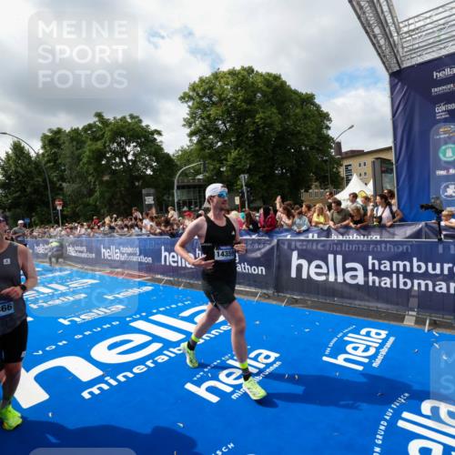 29.06.2025 - hella hamburg halbmarathon Zöllner http://msf.ph/oto/8404059 29.06.2025 10:39:29 Ziel 1343, 2546, 2972, 6152, 8346, 12335, 12372, 14359, 15013, 15866 meine-sportfotos.de
