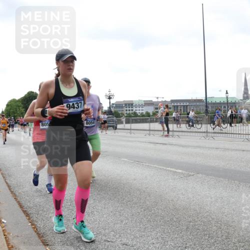 29.06.2025 - hella hamburg halbmarathon Lena Gebhardt http://msf.ph/oto/8404061 29.06.2025 10:41:02 Lombardsbrücke 805, 9437, 8054, 1075, 1317, 1323, 1731, 2042, 2173, 2206, 2229, 2299, 2805, 2858, 3121, 3306, 3432, 3532, 3533, 3694, 4044, 4234, 4411, 4412, 4530, 4612, 4638, 4774, 4775, 4972, 5086, 5225, 5549, 5688, 5689, 5753, 6088, 6098, 6163, 6289, 6474, 6842, 7293, 7661, 7821, 7829, 7956, 8053, 8054, 8293, 8378, 8385, 8429, 8430, 8751, 8769, 8878, 8992, 9009, 9237, 9962, 10269, 10407, 10644, 10835, 11053 meine-sportfotos.de