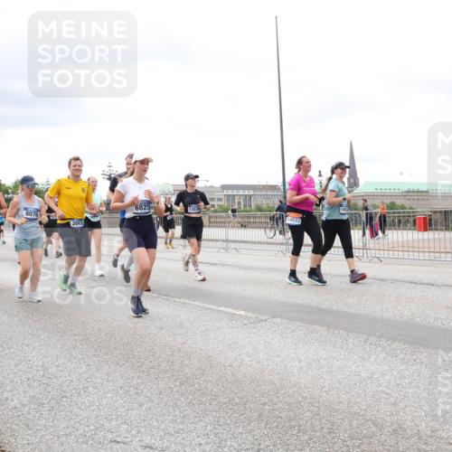 29.06.2025 - hella hamburg halbmarathon Lena Gebhardt http://msf.ph/oto/8404077 29.06.2025 10:58:27 Lombardsbrücke 6825, 13226, 17881, 8076, 14533, 104, 2043, 1001, 1326, 1365, 1380, 1388, 1514, 1646, 1845, 2043, 2169, 2273, 2275, 2449, 2649, 3416, 3540, 3868, 3936, 4117, 4225, 4294, 4429, 5104, 5159, 5655, 5676, 5732, 5782, 5988, 6010, 6316, 6554, 6825, 6927, 7095, 7096, 7262, 7617, 7664, 7783, 7870, 7933, 7967, 7977, 7990, 8076, 8439, 8440, 8441, 8442, 8512, 8592, 8701, 8752, 8888, 9123, 9180, 9225, 9239, 9319, 9481, 9563, 9636, 9832, 9889, 9960, 9982, 10498 meine-sportfotos.de