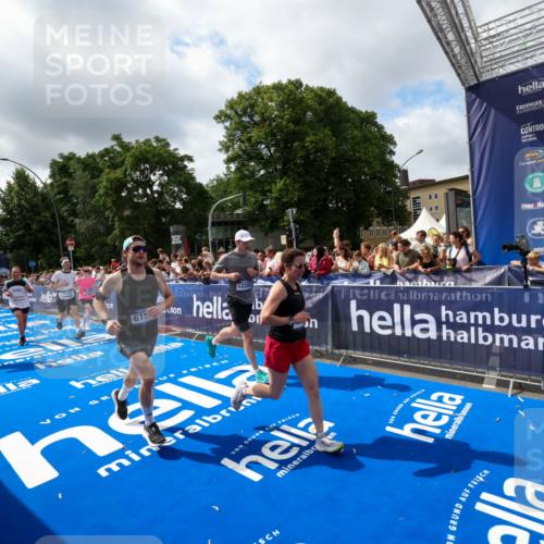 29.06.2025 - hella hamburg halbmarathon Zöllner http://msf.ph/oto/8404120 29.06.2025 10:39:32 Ziel 1343, 2546, 2972, 6152, 7152, 7154, 8346, 9116, 9265, 12335, 12372, 15013, 15336, 15965 meine-sportfotos.de