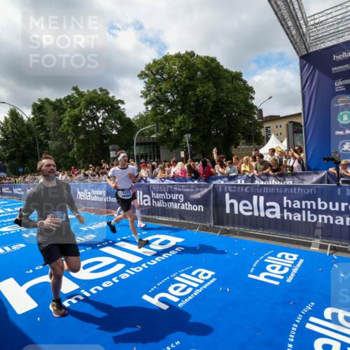 29.06.2025 - hella hamburg halbmarathon Zöllner http://msf.ph/oto/8404141 29.06.2025 10:39:33 Ziel 1343, 2546, 2972, 6152, 7152, 7154, 8346, 9116, 9265, 12335, 12372, 15336, 15828, 15965, 18285 meine-sportfotos.de