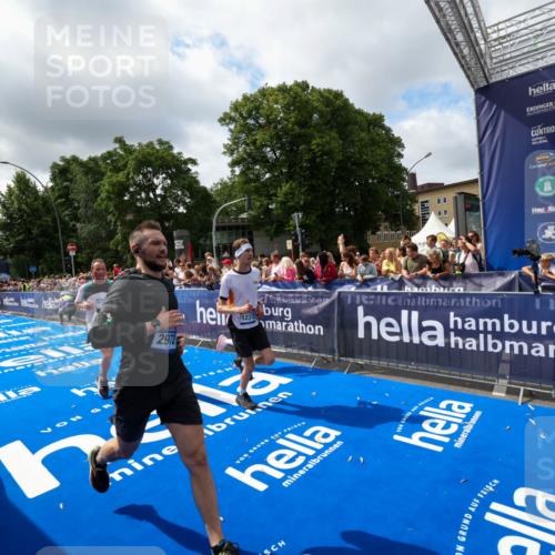 29.06.2025 - hella hamburg halbmarathon Zöllner http://msf.ph/oto/8404153 29.06.2025 10:39:33 Ziel 1343, 2546, 2972, 6152, 7152, 7154, 8346, 9116, 9265, 12335, 12372, 15336, 15828, 15965, 18285 meine-sportfotos.de