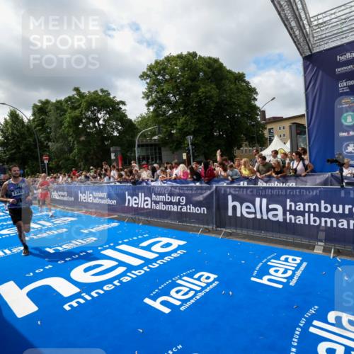 29.06.2025 - hella hamburg halbmarathon Zöllner http://msf.ph/oto/8404166 29.06.2025 10:39:36 Ziel 1343, 7152, 7154, 9116, 9265, 11806, 14077, 15336, 15828, 15965, 17215, 17360, 18154, 18285, 18803 meine-sportfotos.de
