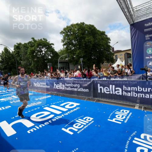 29.06.2025 - hella hamburg halbmarathon Zöllner http://msf.ph/oto/8404181 29.06.2025 10:39:37 Ziel 1343, 7152, 7154, 9116, 9265, 11284, 11806, 14077, 15094, 15336, 15828, 15965, 17215, 17360, 18154, 18285, 18803 meine-sportfotos.de