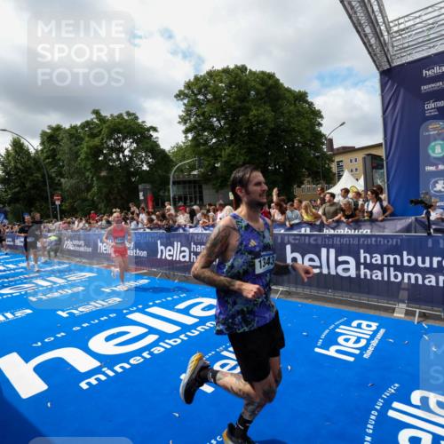 29.06.2025 - hella hamburg halbmarathon Zöllner http://msf.ph/oto/8404189 29.06.2025 10:39:37 Ziel 1343, 7152, 7154, 9116, 9265, 11284, 11806, 14077, 15094, 15336, 15828, 15965, 17215, 17360, 18154, 18285, 18803 meine-sportfotos.de