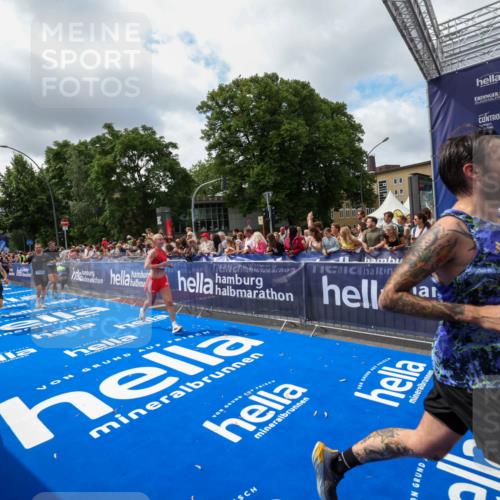 29.06.2025 - hella hamburg halbmarathon Zöllner http://msf.ph/oto/8404200 29.06.2025 10:39:37 Ziel 1343, 7152, 7154, 9116, 9265, 11284, 11806, 14077, 15094, 15336, 15828, 15965, 17215, 17360, 18154, 18285, 18803 meine-sportfotos.de