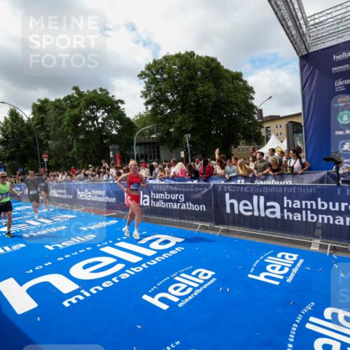 29.06.2025 - hella hamburg halbmarathon Zöllner http://msf.ph/oto/8404214 29.06.2025 10:39:38 Ziel 4888, 7152, 7154, 9116, 9265, 11284, 11806, 14077, 15094, 15336, 15828, 15965, 17215, 17360, 17425, 18154, 18285, 18803 meine-sportfotos.de