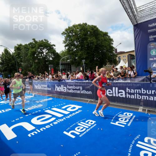 29.06.2025 - hella hamburg halbmarathon Zöllner http://msf.ph/oto/8404253 29.06.2025 10:39:38 Ziel 4888, 7152, 7154, 9116, 9265, 11284, 11806, 14077, 15094, 15336, 15828, 15965, 17215, 17360, 17425, 18154, 18285, 18803 meine-sportfotos.de