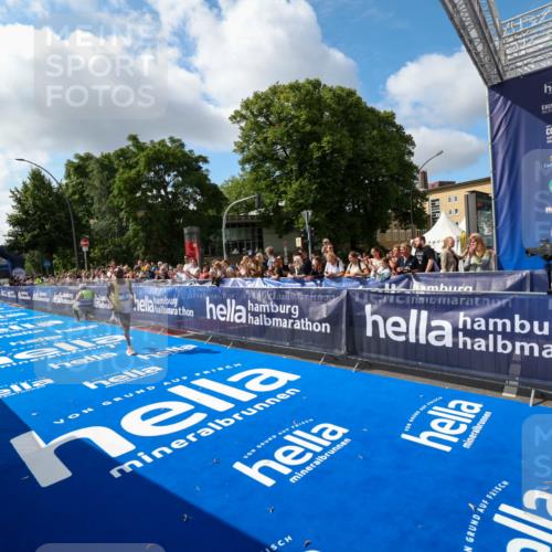 29.06.2025 - hella hamburg halbmarathon Zöllner http://msf.ph/oto/8404264 29.06.2025 10:03:00 Ziel 7, 9 meine-sportfotos.de