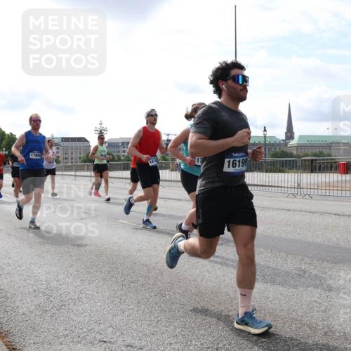 29.06.2025 - hella hamburg halbmarathon Lena Gebhardt http://msf.ph/oto/8404268 29.06.2025 10:16:30 Lombardsbrücke 8295, 13220, 17694, 17, 16199, 1212, 1244, 1308, 1599, 1825, 2071, 2165, 2347, 2436, 2803, 2835, 2912, 3030, 3088, 3134, 3156, 3176, 3484, 3648, 3687, 4478, 4583, 4637, 4828, 5036, 5037, 5046, 5294, 6024, 6488, 6742, 6941, 7158, 7358, 7753, 8169, 8274, 8295, 8317, 8597, 8619, 8645, 8707, 8847, 8857, 9091, 9332, 9492, 9601, 9628, 9664, 9676, 9802, 9810, 9881, 10076, 10107, 10139, 10141, 10183, 10232, 10292, 10844, 10990, 11344, 11345 meine-sportfotos.de