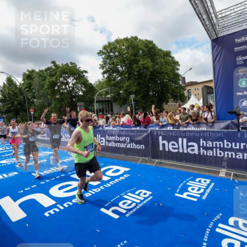 29.06.2025 - hella hamburg halbmarathon Zöllner http://msf.ph/oto/8404291 29.06.2025 10:39:39 Ziel 1358, 4888, 7152, 7154, 9116, 9265, 11284, 11806, 14077, 15094, 15336, 15828, 15965, 17215, 17360, 17425, 18154, 18285, 18803 meine-sportfotos.de