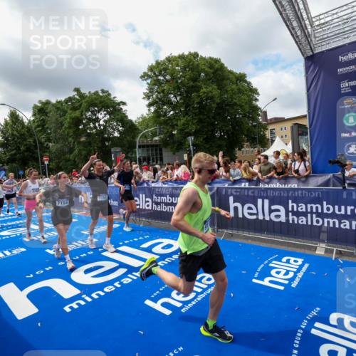 29.06.2025 - hella hamburg halbmarathon Zöllner http://msf.ph/oto/8404310 29.06.2025 10:39:39 Ziel 1358, 4888, 7152, 7154, 9116, 9265, 11284, 11806, 14077, 15094, 15336, 15828, 15965, 17215, 17360, 17425, 18154, 18285, 18803 meine-sportfotos.de