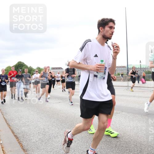 29.06.2025 - hella hamburg halbmarathon Lena Gebhardt http://msf.ph/oto/8404339 29.06.2025 10:58:30 Lombardsbrücke 7664, 5159, 0473, 8888, 124, 9636, 1001, 1326, 1365, 1380, 1514, 1646, 1845, 2043, 2169, 2273, 2275, 2449, 2649, 3416, 3540, 3565, 3868, 4042, 4043, 4117, 4225, 4294, 5104, 5159, 5655, 5676, 5732, 5782, 5988, 6010, 6554, 6588, 6633, 6702, 6825, 6927, 7095, 7096, 7262, 7617, 7664, 7783, 7870, 7933, 7967, 7977, 7990, 8076, 8439, 8440, 8441, 8442, 8512, 8592, 8701, 8752, 8888, 9123, 9180, 9225, 9239, 9319, 9481, 9563, 9636, 9832, 9889, 9960, 9982, 10498 meine-sportfotos.de