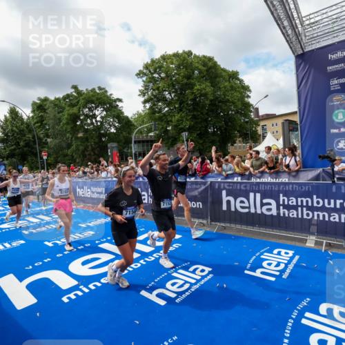 29.06.2025 - hella hamburg halbmarathon Zöllner http://msf.ph/oto/8404348 29.06.2025 10:39:40 Ziel 1358, 4398, 4888, 7152, 7154, 9116, 9265, 11284, 11806, 14077, 15094, 15336, 15828, 16761, 17215, 17360, 17425, 18154, 18285, 18803 meine-sportfotos.de
