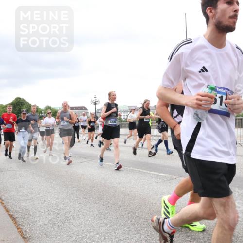 29.06.2025 - hella hamburg halbmarathon Lena Gebhardt http://msf.ph/oto/8404367 29.06.2025 10:58:30 Lombardsbrücke 7664, 10473, 5159, 8888, 1, 124, 1001, 1326, 1365, 1380, 1514, 1646, 1845, 2043, 2169, 2273, 2275, 2449, 2649, 3416, 3540, 3565, 3868, 4042, 4043, 4117, 4225, 4294, 5104, 5159, 5655, 5676, 5732, 5782, 5988, 6010, 6554, 6588, 6633, 6702, 6825, 6927, 7095, 7096, 7262, 7617, 7664, 7783, 7870, 7933, 7967, 7977, 7990, 8076, 8439, 8440, 8441, 8442, 8512, 8592, 8701, 8752, 8888, 9123, 9180, 9225, 9239, 9319, 9481, 9563, 9636, 9832, 9889, 9960, 9982, 10498 meine-sportfotos.de