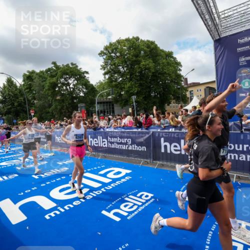 29.06.2025 - hella hamburg halbmarathon Zöllner http://msf.ph/oto/8404373 29.06.2025 10:39:40 Ziel 1358, 4398, 4888, 7152, 7154, 9116, 9265, 11284, 11806, 14077, 15094, 15336, 15828, 16761, 17215, 17360, 17425, 18154, 18285, 18803 meine-sportfotos.de