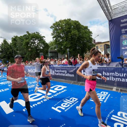 29.06.2025 - hella hamburg halbmarathon Zöllner http://msf.ph/oto/8404408 29.06.2025 10:39:41 Ziel 1358, 4398, 4888, 7152, 7154, 9265, 11284, 11806, 14077, 15094, 15336, 15828, 16761, 17215, 17360, 17425, 18154, 18285, 18803 meine-sportfotos.de