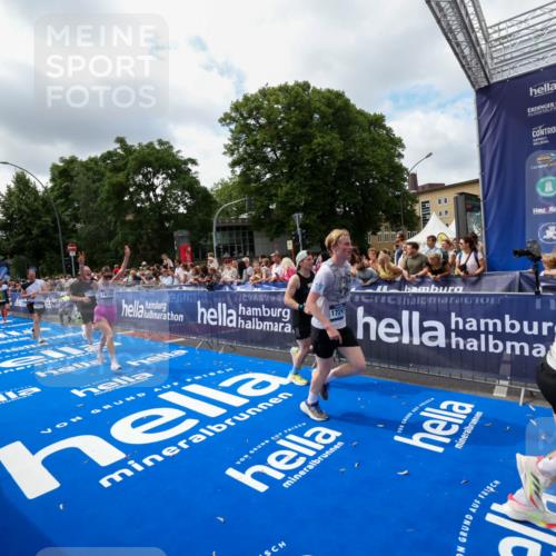 29.06.2025 - hella hamburg halbmarathon Zöllner http://msf.ph/oto/8404418 29.06.2025 10:39:42 Ziel 1358, 4398, 4888, 11284, 11806, 14077, 15094, 15435, 15828, 16580, 16761, 17215, 17360, 17425, 18154, 18285, 18803 meine-sportfotos.de