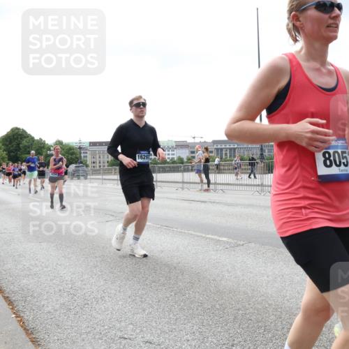29.06.2025 - hella hamburg halbmarathon Lena Gebhardt http://msf.ph/oto/8404421 29.06.2025 10:41:03 Lombardsbrücke 7879, 4234, 16297, 805, 805, 1075, 1317, 1323, 1731, 2042, 2173, 2206, 2229, 2299, 2805, 2858, 3121, 3306, 3432, 3532, 3533, 3694, 4044, 4234, 4411, 4412, 4530, 4612, 4638, 4774, 4775, 4972, 5086, 5225, 5549, 5688, 5689, 5753, 5928, 6088, 6098, 6163, 6289, 6474, 6842, 7293, 7661, 7821, 7829, 7956, 8053, 8054, 8293, 8385, 8429, 8430, 8751, 8769, 8878, 8992, 9009, 9237, 9962, 10269, 10407, 10644, 10835, 11053 meine-sportfotos.de