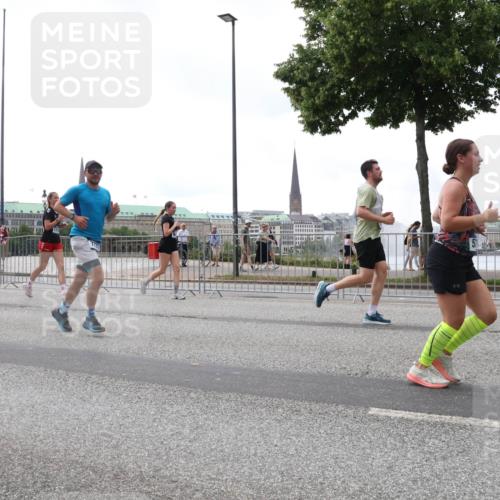 29.06.2025 - hella hamburg halbmarathon Lena Gebhardt http://msf.ph/oto/8404428 29.06.2025 10:50:16 Lombardsbrücke 370, 1259, 1487, 1511, 1828, 2047, 2212, 3203, 3680, 3701, 3710, 3805, 3897, 4090, 4168, 4870, 4961, 5119, 5131, 5749, 5751, 5997, 6680, 6830, 7505, 7677, 7721, 7722, 7755, 8065, 8254, 8299, 9015, 9605, 9940, 10060, 10286, 10617, 10683, 10744, 11030, 11426, 11696, 11716, 11760, 12079, 12124, 13127, 13128, 13309, 13381, 13744, 13846, 13887, 14102, 14144, 14505, 14545, 14591, 14692, 14940, 15230, 15626 meine-sportfotos.de