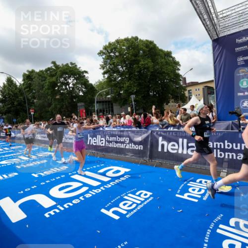 29.06.2025 - hella hamburg halbmarathon Zöllner http://msf.ph/oto/8404436 29.06.2025 10:39:42 Ziel 1358, 4398, 4888, 11284, 11806, 14077, 15094, 15435, 15828, 16580, 16761, 17215, 17360, 17425, 18154, 18285, 18803 meine-sportfotos.de