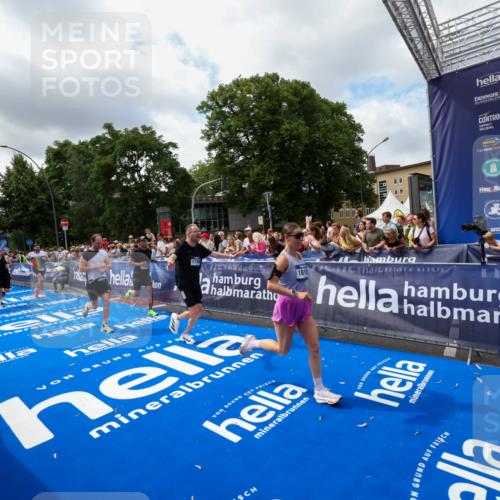 29.06.2025 - hella hamburg halbmarathon Zöllner http://msf.ph/oto/8404448 29.06.2025 10:39:43 Ziel 1358, 4398, 4888, 11284, 11806, 13190, 14077, 15094, 15435, 16580, 16761, 17005, 17215, 17360, 17425, 17792, 18154, 18803 meine-sportfotos.de