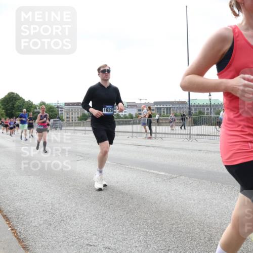 29.06.2025 - hella hamburg halbmarathon Lena Gebhardt http://msf.ph/oto/8404452 29.06.2025 10:41:03 Lombardsbrücke 4234, 16297, 805, 1075, 1317, 1323, 1731, 2042, 2173, 2206, 2229, 2299, 2805, 2858, 3121, 3306, 3432, 3532, 3533, 3694, 4044, 4234, 4411, 4412, 4530, 4612, 4638, 4774, 4775, 4972, 5086, 5225, 5549, 5688, 5689, 5753, 5928, 6088, 6098, 6163, 6289, 6474, 6842, 7293, 7661, 7821, 7829, 7956, 8053, 8054, 8293, 8385, 8429, 8430, 8751, 8769, 8878, 8992, 9009, 9237, 9962, 10269, 10407, 10644, 10835, 11053 meine-sportfotos.de