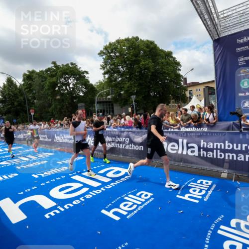 29.06.2025 - hella hamburg halbmarathon Zöllner http://msf.ph/oto/8404470 29.06.2025 10:39:44 Ziel 1358, 4398, 4888, 11284, 11806, 13190, 14077, 15094, 15435, 16580, 16761, 17005, 17360, 17425, 17792, 18013, 18154 meine-sportfotos.de
