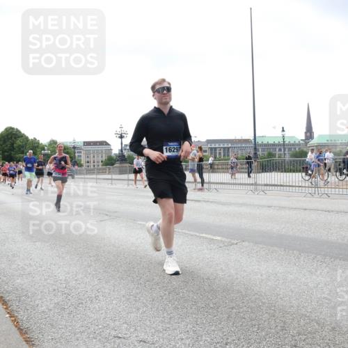 29.06.2025 - hella hamburg halbmarathon Lena Gebhardt http://msf.ph/oto/8404479 29.06.2025 10:41:03 Lombardsbrücke 4234, 17879, 16297, 1075, 1317, 1323, 1731, 2042, 2173, 2206, 2229, 2299, 2805, 2858, 3121, 3306, 3432, 3532, 3533, 3694, 4044, 4234, 4411, 4412, 4530, 4612, 4638, 4774, 4775, 4972, 5086, 5225, 5549, 5688, 5689, 5753, 5928, 6088, 6098, 6163, 6289, 6474, 6842, 7293, 7661, 7821, 7829, 7956, 8053, 8054, 8293, 8385, 8429, 8430, 8751, 8769, 8878, 8992, 9009, 9237, 9962, 10269, 10407, 10644, 10835, 11053 meine-sportfotos.de