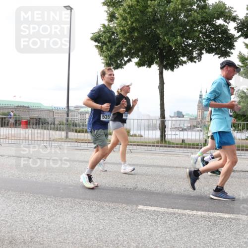 29.06.2025 - hella hamburg halbmarathon Lena Gebhardt http://msf.ph/oto/8404492 29.06.2025 10:24:10 Lombardsbrücke 5358, 1104, 1005, 1009, 1064, 1389, 1444, 1545, 2125, 2132, 2477, 2489, 3013, 3185, 3285, 3579, 3786, 4122, 4162, 4464, 4597, 4684, 4719, 4990, 4993, 5039, 5055, 5258, 5260, 5358, 5661, 5954, 6478, 6524, 6526, 7013, 7426, 7528, 7920, 7975, 8031, 8141, 8149, 8167, 8181, 8187, 8297, 8502, 8676, 8717, 9063, 9217, 9603, 10649, 11044, 11306, 11347, 11415, 11454, 12210, 13149, 13380, 13573, 13711, 14143, 14521, 15739, 15853 meine-sportfotos.de