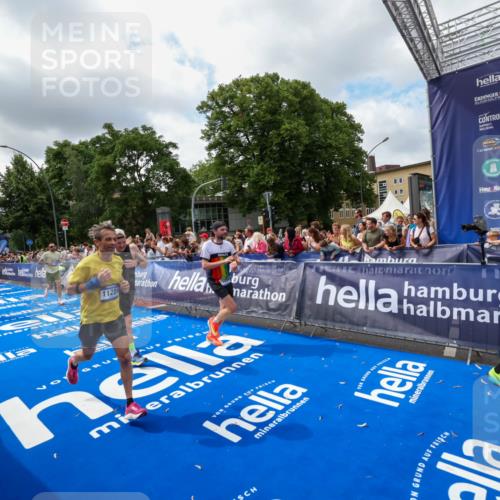 29.06.2025 - hella hamburg halbmarathon Zöllner http://msf.ph/oto/8404505 29.06.2025 10:39:45 Ziel 1358, 4398, 4888, 11284, 11806, 13190, 14077, 14204, 15094, 15435, 15744, 16580, 16761, 17005, 17425, 17792, 18013 meine-sportfotos.de