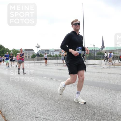 29.06.2025 - hella hamburg halbmarathon Lena Gebhardt http://msf.ph/oto/8404517 29.06.2025 10:41:04 Lombardsbrücke 430, 7879, 4234, 1629, 1075, 1317, 1323, 1731, 2042, 2173, 2206, 2229, 2299, 2805, 2858, 3121, 3306, 3432, 3532, 3533, 3694, 4044, 4234, 4411, 4412, 4530, 4612, 4638, 4774, 4775, 4972, 5086, 5225, 5549, 5688, 5689, 5753, 5928, 6088, 6098, 6163, 6289, 6474, 6842, 7293, 7661, 7821, 7829, 7956, 8053, 8054, 8293, 8385, 8429, 8430, 8586, 8751, 8769, 8878, 8992, 9009, 9237, 9962, 10181, 10269, 10407, 10644, 10835, 11053 meine-sportfotos.de