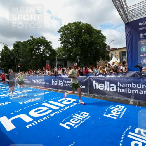 29.06.2025 - hella hamburg halbmarathon Zöllner http://msf.ph/oto/8404535 29.06.2025 10:39:47 Ziel 1358, 1975, 4398, 4888, 13190, 14204, 15435, 15744, 16580, 16761, 17005, 17425, 17792, 18013 meine-sportfotos.de