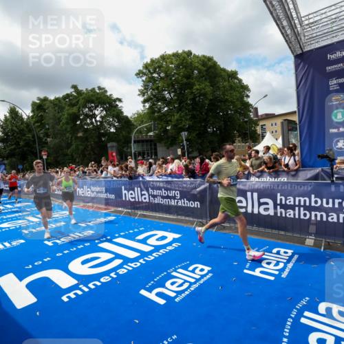 29.06.2025 - hella hamburg halbmarathon Zöllner http://msf.ph/oto/8404539 29.06.2025 10:39:47 Ziel 1358, 1975, 4398, 4888, 13190, 14204, 15435, 15744, 16580, 16761, 17005, 17425, 17792, 18013 meine-sportfotos.de