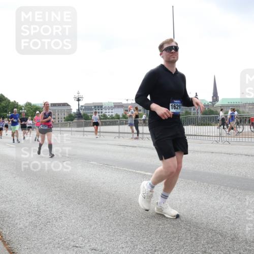 29.06.2025 - hella hamburg halbmarathon Lena Gebhardt http://msf.ph/oto/8404557 29.06.2025 10:41:04 Lombardsbrücke 7879, 4234, 16297, 1075, 1317, 1323, 1731, 2042, 2173, 2206, 2229, 2299, 2805, 2858, 3121, 3306, 3432, 3532, 3533, 3694, 4044, 4234, 4411, 4412, 4530, 4612, 4638, 4774, 4775, 4972, 5086, 5225, 5549, 5688, 5689, 5753, 5928, 6088, 6098, 6163, 6289, 6474, 6842, 7293, 7661, 7821, 7829, 7956, 8053, 8054, 8293, 8385, 8429, 8430, 8586, 8751, 8769, 8878, 8992, 9009, 9237, 9962, 10181, 10269, 10407, 10644, 10835, 11053 meine-sportfotos.de