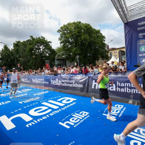 29.06.2025 - hella hamburg halbmarathon Zöllner http://msf.ph/oto/8404562 29.06.2025 10:39:49 Ziel 1975, 2525, 4398, 13190, 14204, 15435, 15744, 16580, 16761, 17005, 17792, 18013 meine-sportfotos.de