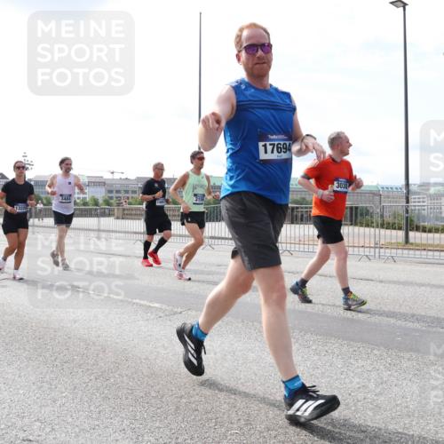 29.06.2025 - hella hamburg halbmarathon Lena Gebhardt http://msf.ph/oto/8404581 29.06.2025 10:16:32 Lombardsbrücke 138, 8295, 13220, 3484, 14857, 3156, 17694, 3030, 1117, 1212, 1240, 1244, 1308, 1403, 1599, 1825, 2071, 2165, 2347, 2803, 2835, 2912, 3030, 3088, 3134, 3156, 3176, 3484, 3648, 3687, 4478, 4583, 4637, 5036, 5037, 5046, 5294, 6024, 6488, 6742, 6941, 7158, 7358, 7753, 8169, 8274, 8295, 8317, 8597, 8619, 8645, 8707, 8847, 8857, 9091, 9208, 9332, 9492, 9601, 9628, 9664, 9676, 9802, 9810, 9881, 10076, 10107, 10139, 10141, 10183, 10232, 10292, 10844, 10990, 11344, 11345 meine-sportfotos.de