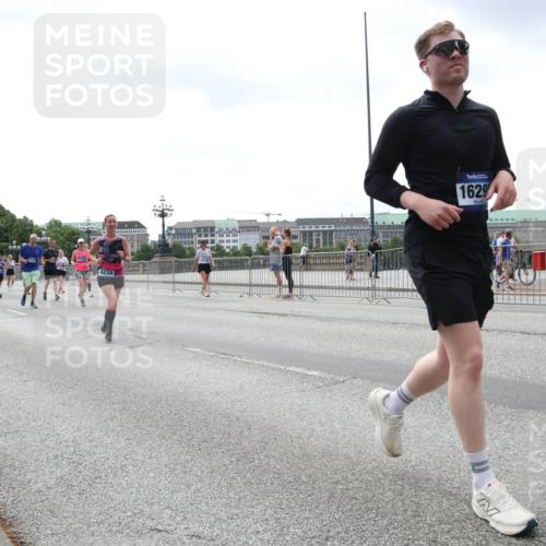 29.06.2025 - hella hamburg halbmarathon Lena Gebhardt http://msf.ph/oto/8404590 29.06.2025 10:41:04 Lombardsbrücke 17879, 4234, 1629, 1075, 1317, 1323, 1731, 2042, 2173, 2206, 2229, 2299, 2805, 2858, 3121, 3306, 3432, 3532, 3533, 3694, 4044, 4234, 4411, 4412, 4530, 4612, 4638, 4774, 4775, 4972, 5086, 5225, 5549, 5688, 5689, 5753, 5928, 6088, 6098, 6163, 6289, 6474, 6842, 7293, 7661, 7821, 7829, 7956, 8053, 8054, 8293, 8385, 8429, 8430, 8586, 8751, 8769, 8878, 8992, 9009, 9237, 9962, 10181, 10269, 10407, 10644, 10835, 11053 meine-sportfotos.de