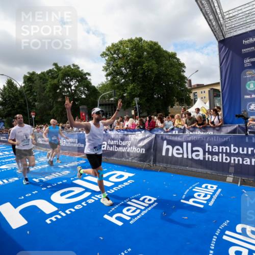29.06.2025 - hella hamburg halbmarathon Zöllner http://msf.ph/oto/8404594 29.06.2025 10:39:50 Ziel 1975, 2525, 2573, 13190, 14204, 15435, 15744, 16580, 17005, 17792, 18013 meine-sportfotos.de
