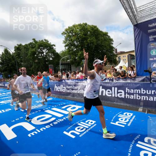 29.06.2025 - hella hamburg halbmarathon Zöllner http://msf.ph/oto/8404598 29.06.2025 10:39:50 Ziel 1975, 2525, 2573, 13190, 14204, 15435, 15744, 16580, 17005, 17792, 18013 meine-sportfotos.de